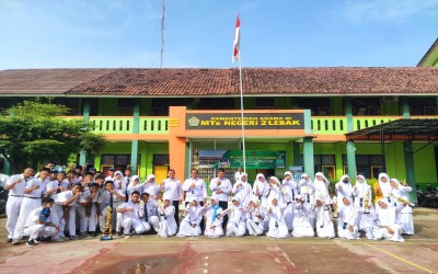 MTs NEGERI 2 LEBAK MEMBORONG PIALA UNTUK EKSTRAKURIKULER FUTSAL, PMR, DAN PRAMUKA